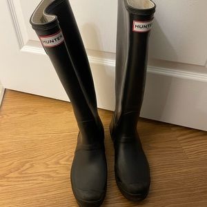 Tall Hunter rain boots in size 8